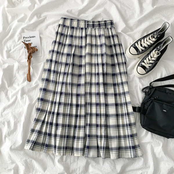 Rūtains sieviešu svārku piegriezuma modelis ar elastīgu jostasvietu