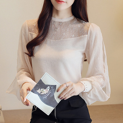 Stilinga moteriška palaidinė su ovalia iškirpte ir ilgomis rankovėmis