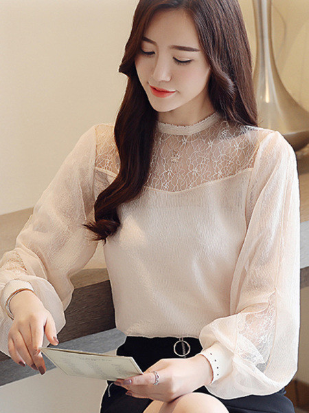 Stilinga moteriška palaidinė su ovalia iškirpte ir ilgomis rankovėmis