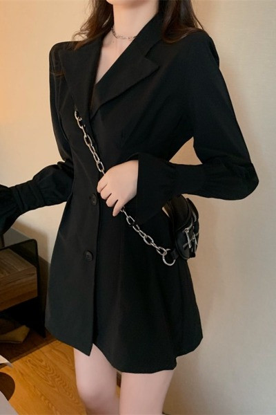 Jachetă de damă elegantă, cu decolteu și nasturi spitz