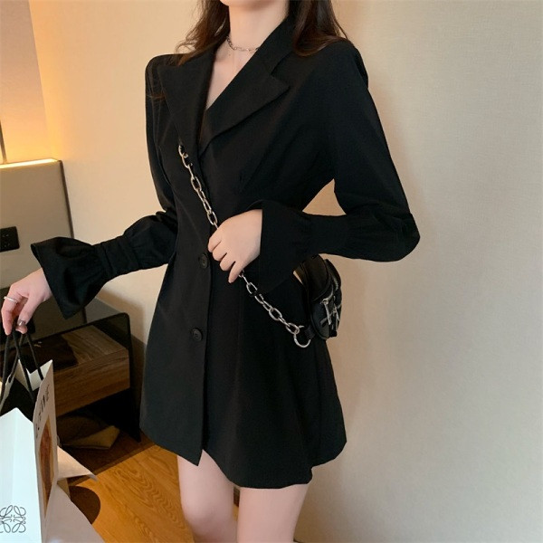 Jachetă de damă elegantă, cu decolteu și nasturi spitz