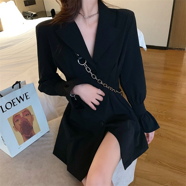 Jachetă de damă elegantă, cu decolteu și nasturi spitz