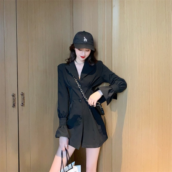 Jachetă de damă elegantă, cu decolteu și nasturi spitz