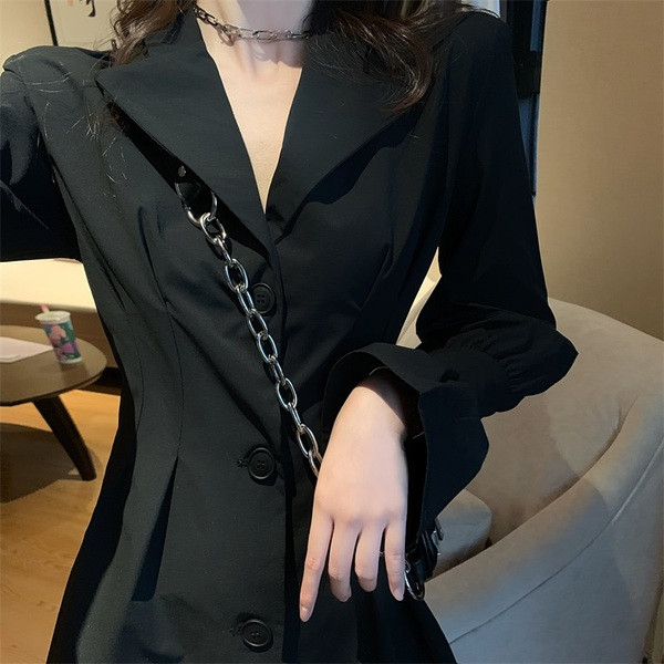 Jachetă de damă elegantă, cu decolteu și nasturi spitz