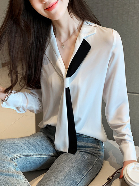 Ikdienas sieviešu krekls baltā platā modelī ar špica kakla izgriezumu