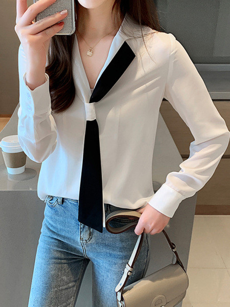 Ikdienas sieviešu krekls baltā platā modelī ar špica kakla izgriezumu