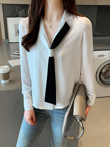 Ikdienas sieviešu krekls baltā platā modelī ar špica kakla izgriezumu