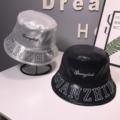 Pălărie de damă de ultimă generație cu efect strălucitor și inscripții