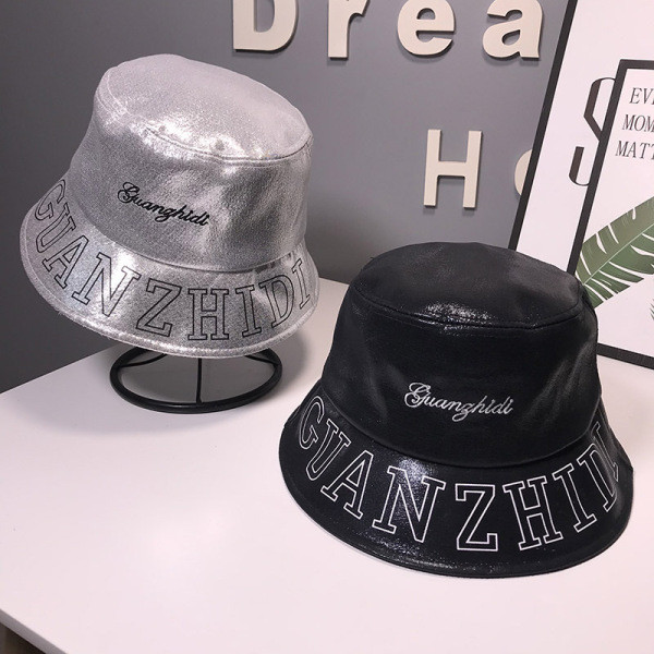 Pălărie de damă de ultimă generație cu efect strălucitor și inscripții