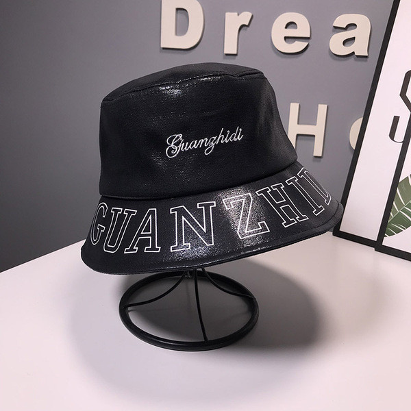 Pălărie de damă de ultimă generație cu efect strălucitor și inscripții