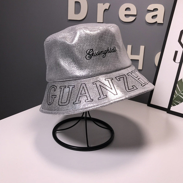Pălărie de damă de ultimă generație cu efect strălucitor și inscripții