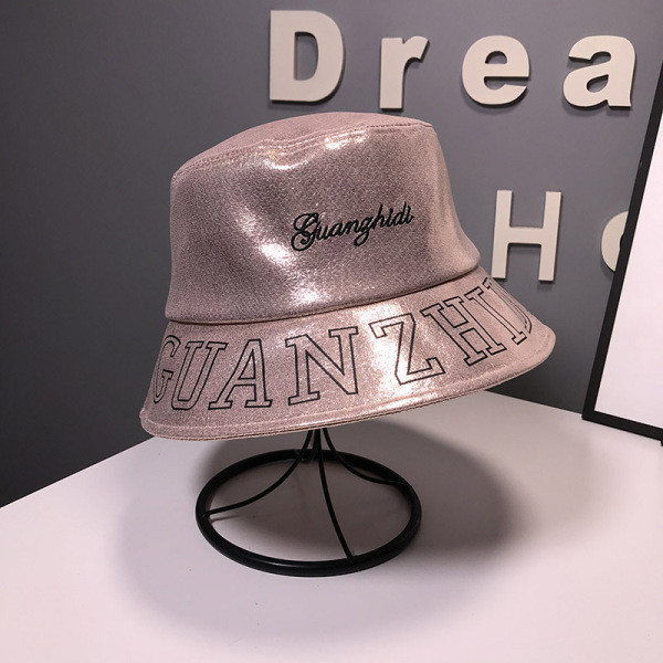 Pălărie de damă de ultimă generație cu efect strălucitor și inscripții