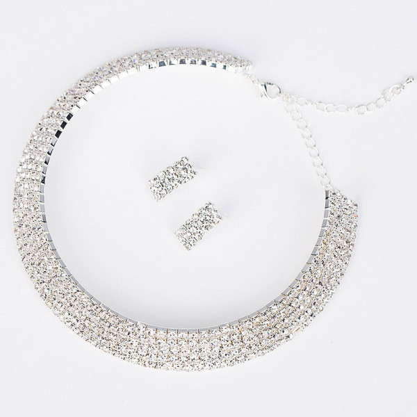 Elegants sieviešu komplekts, kurā ietilpst kaklarota ar akmeņiem un auskari