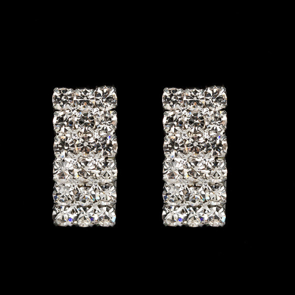 Elegants sieviešu komplekts, kurā ietilpst kaklarota ar akmeņiem un auskari