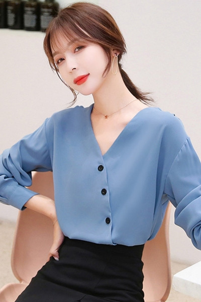 Sieviešu stilīgs krekls zilā krāsā ar špica kakla izgriezumu ar garām piedurknēm