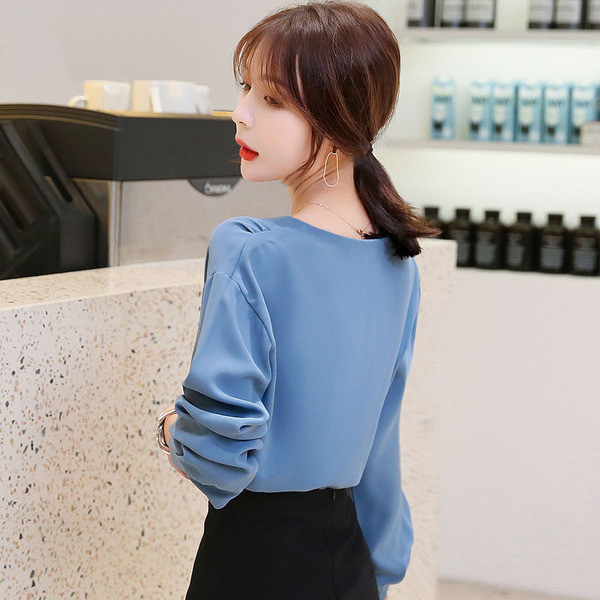 Sieviešu stilīgs krekls zilā krāsā ar špica kakla izgriezumu ar garām piedurknēm