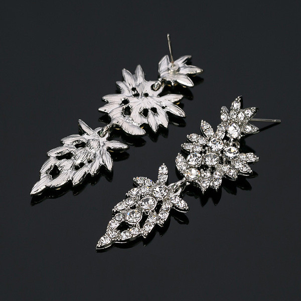 Elegantiški moteriški kabantys auskarai su sidabriniais akmenimis