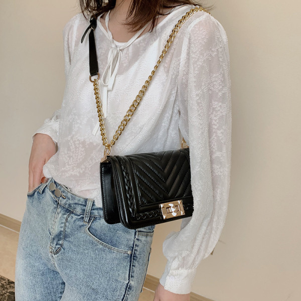 Moderna sieviešu soma no eko ādas ar metāla roktura tipa ķēdīti