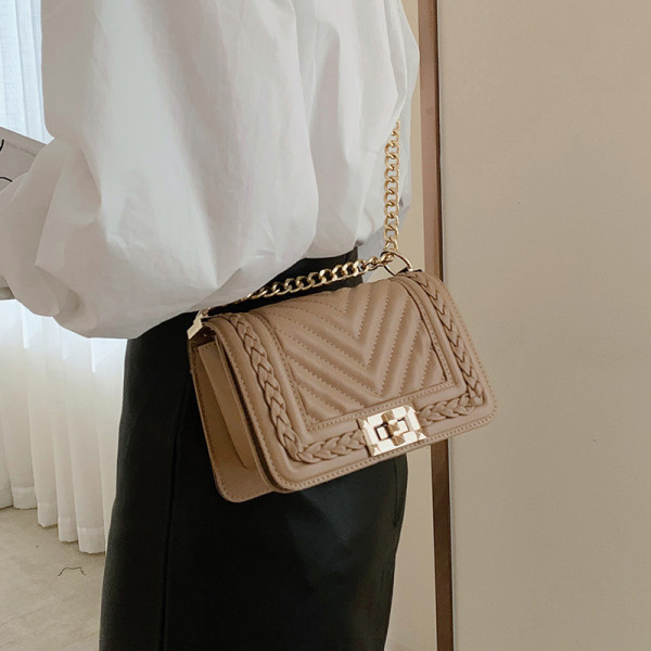 Moderna sieviešu soma no eko ādas ar metāla roktura tipa ķēdīti