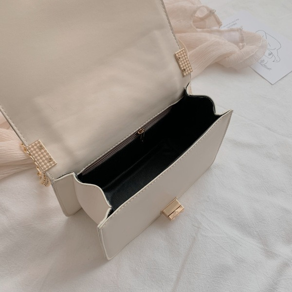 Moderna sieviešu soma no eko ādas ar metāla roktura tipa ķēdīti