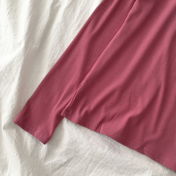 Moderna sieviešu blūze ar pusaugstu apkakli un garām piedurknēm