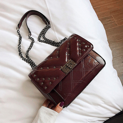 Hétköznapi női táska fém elemekkel és hosszú füllel