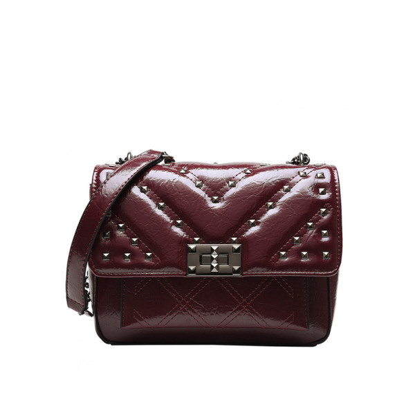 Hétköznapi női táska fém elemekkel és hosszú füllel