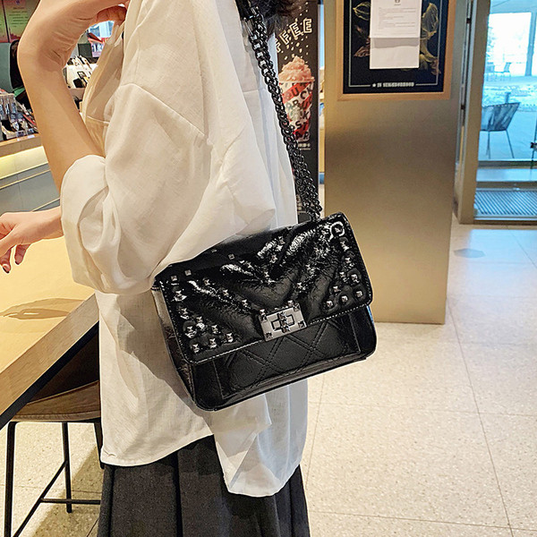 Hétköznapi női táska fém elemekkel és hosszú füllel