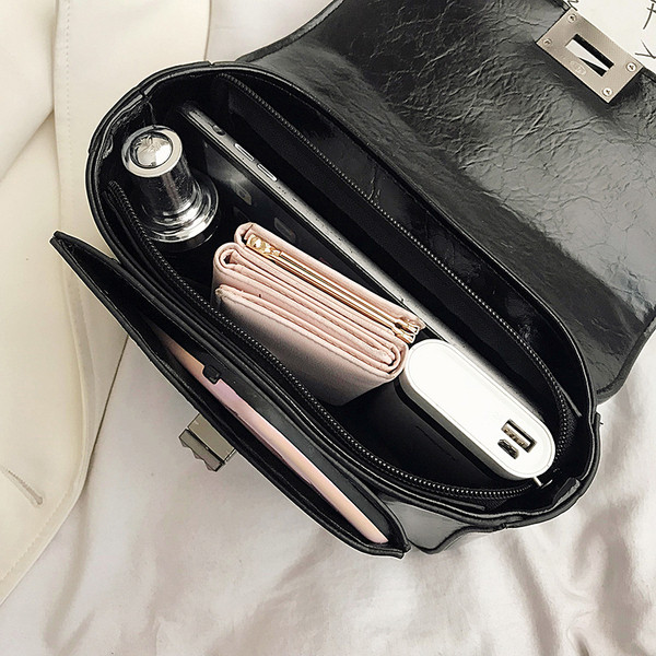 Hétköznapi női táska fém elemekkel és hosszú füllel