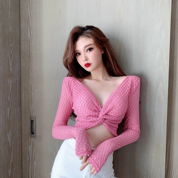 Īsa sieviešu pieguloša blūze ar dziļu špica kakla izgriezumu un tīkla piedurknēm