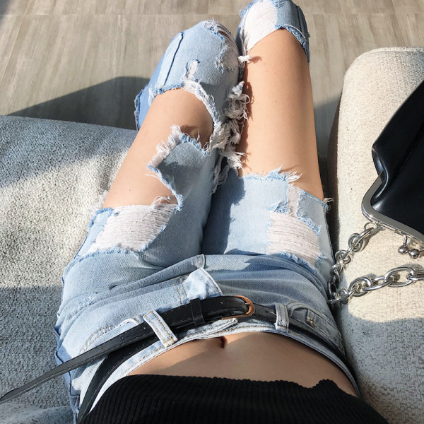 Jauns sieviešu džinsu modelis ar saplēstiem motīviem