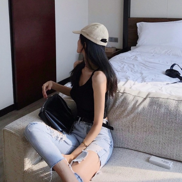 Jauns sieviešu džinsu modelis ar saplēstiem motīviem