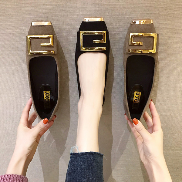 Ikdienas sieviešu apavi ar plakanu zoli un metāla sprādzi