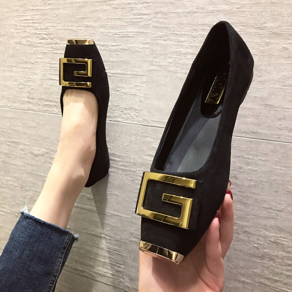 Ikdienas sieviešu apavi ar plakanu zoli un metāla sprādzi