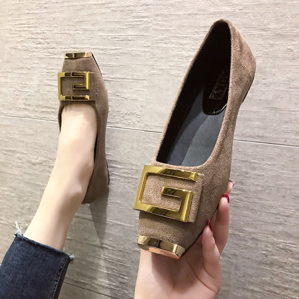 Ikdienas sieviešu apavi ar plakanu zoli un metāla sprādzi