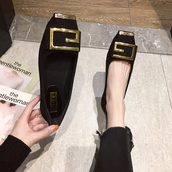 Ikdienas sieviešu apavi ar plakanu zoli un metāla sprādzi