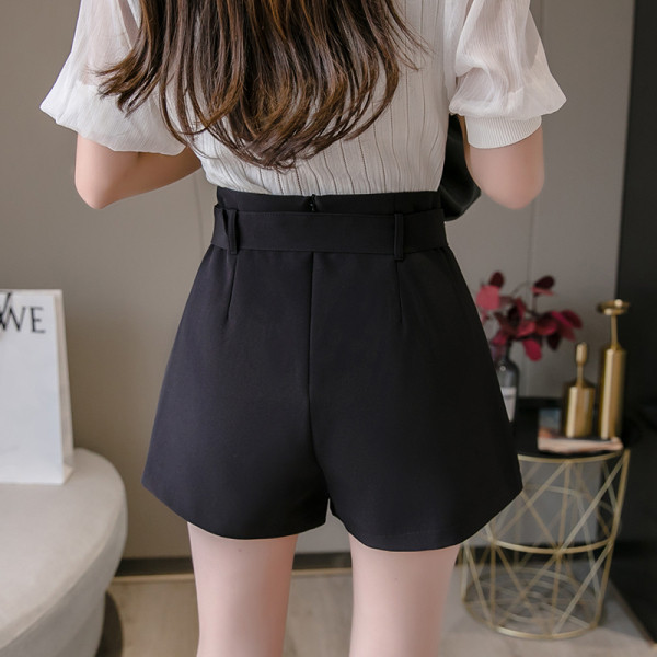 Pantaloni scurți moderni de damă cu curea și buzunare