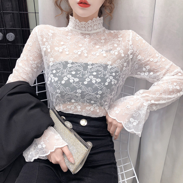 Sieviešu ikdienas blūze ar izšuvumu un augstu apkakli