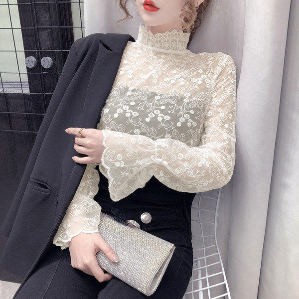 Sieviešu ikdienas blūze ar izšuvumu un augstu apkakli