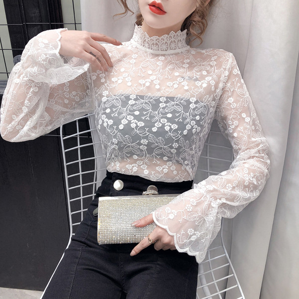 Sieviešu ikdienas blūze ar izšuvumu un augstu apkakli