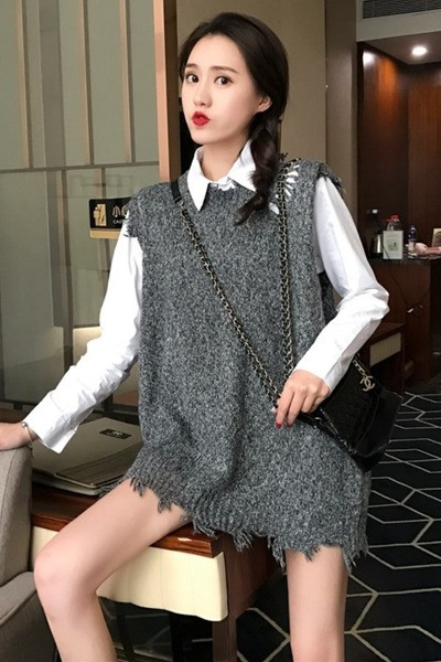 Trikotāžas sieviešu jaka ar plēstiem motīviem - bez piedurknēm