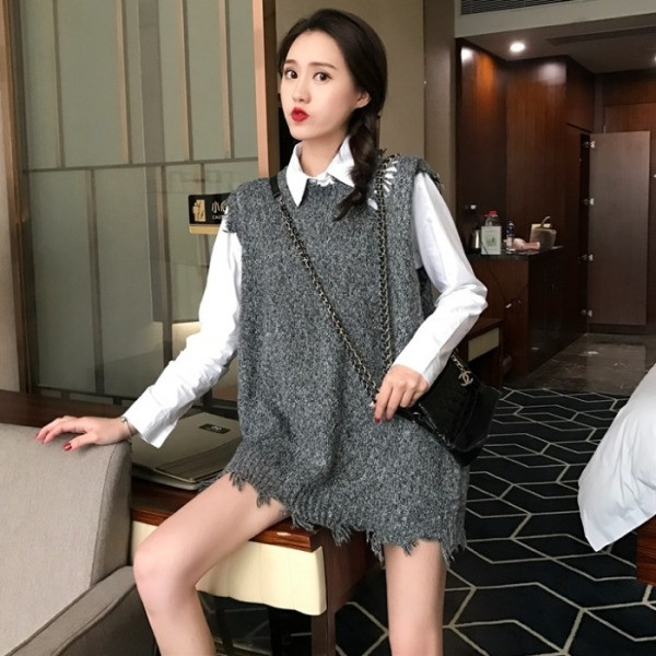 Trikotāžas sieviešu jaka ar plēstiem motīviem - bez piedurknēm