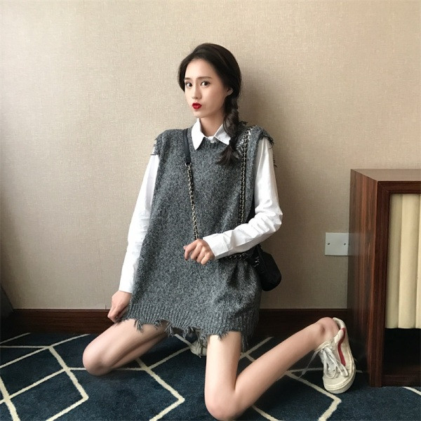 Trikotāžas sieviešu jaka ar plēstiem motīviem - bez piedurknēm