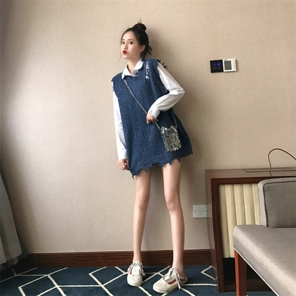 Trikotāžas sieviešu jaka ar plēstiem motīviem - bez piedurknēm