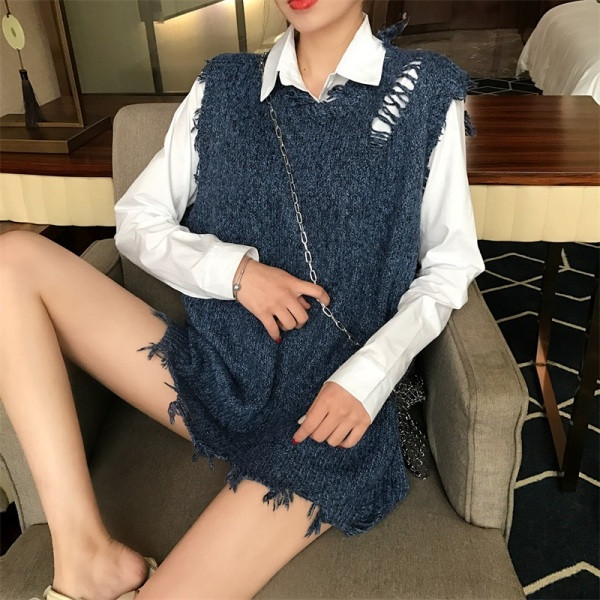 Trikotāžas sieviešu jaka ar plēstiem motīviem - bez piedurknēm