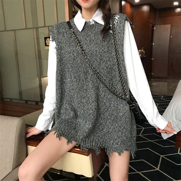 Trikotāžas sieviešu jaka ar plēstiem motīviem - bez piedurknēm