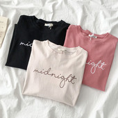 Laisva moteriška palaidinė su apvalia iškirpte ir užrašu