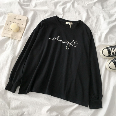 Laisva moteriška palaidinė su apvalia iškirpte ir užrašu