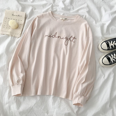 Laisva moteriška palaidinė su apvalia iškirpte ir užrašu