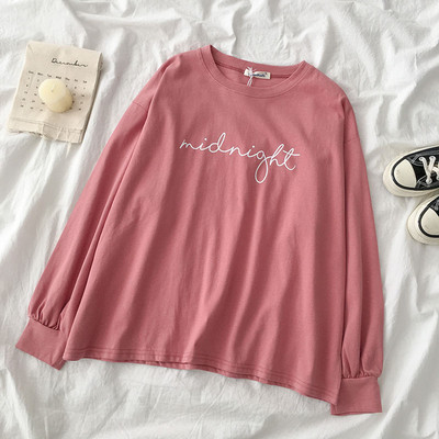 Laisva moteriška palaidinė su apvalia iškirpte ir užrašu